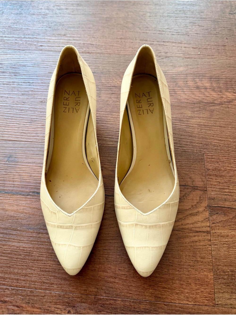 Naturalizer Women's Cream Pointed-Toe Flats